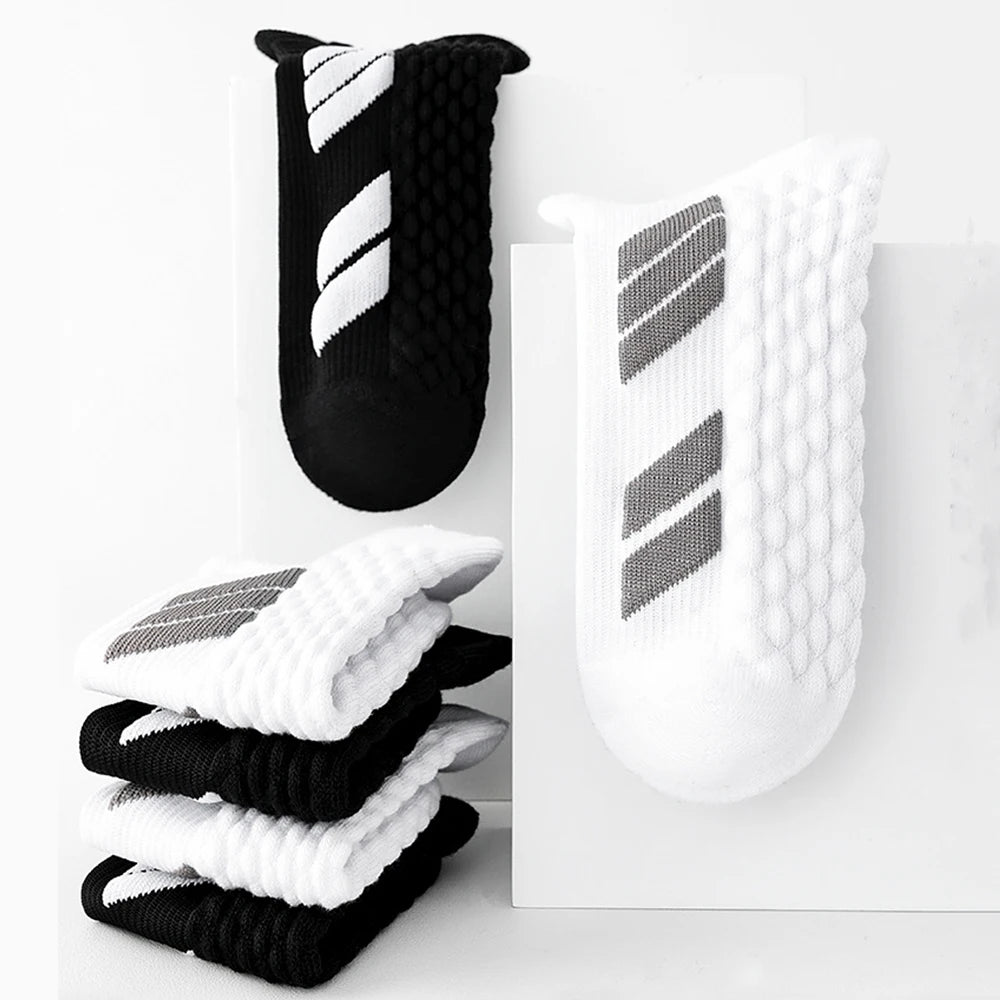 Un ensemble de chaussettes de sport noir et blanc à rayures, présentées sur fond blanc.