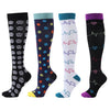 Un set de quatre chaussettes de compression noires, violettes et turquoise avec différents motifs et formes de cœur.
