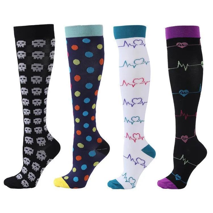 Un set de quatre chaussettes de compression noires, violettes et turquoise avec différents motifs et formes de cœur.