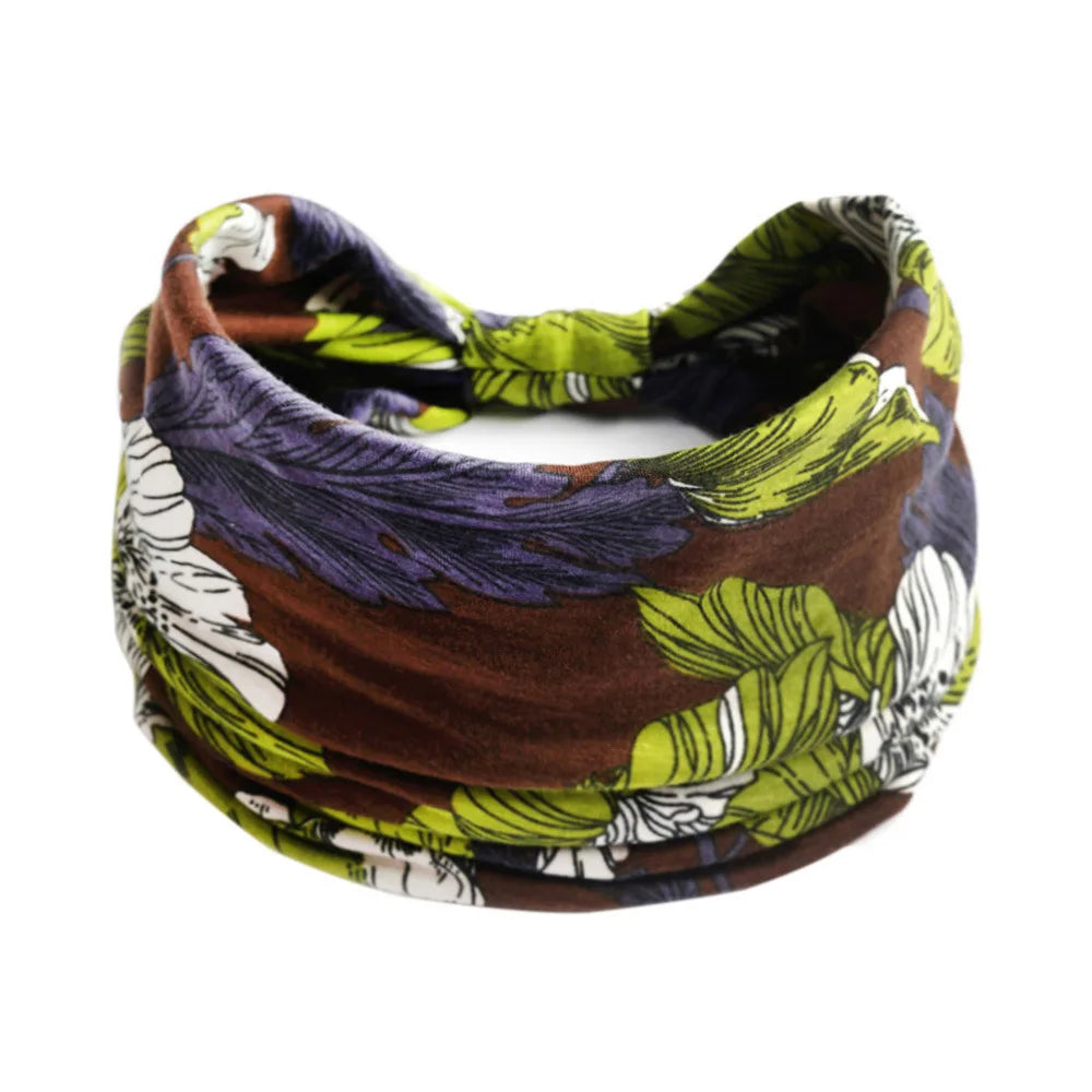 Nahaufnahme eines mehrfarbig gemusterten Yoga-Headbands aus weitem Baumwiftstoff