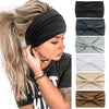 Une femme portant un foulard en coton bohème noir sur ses cheveux blonds longs.