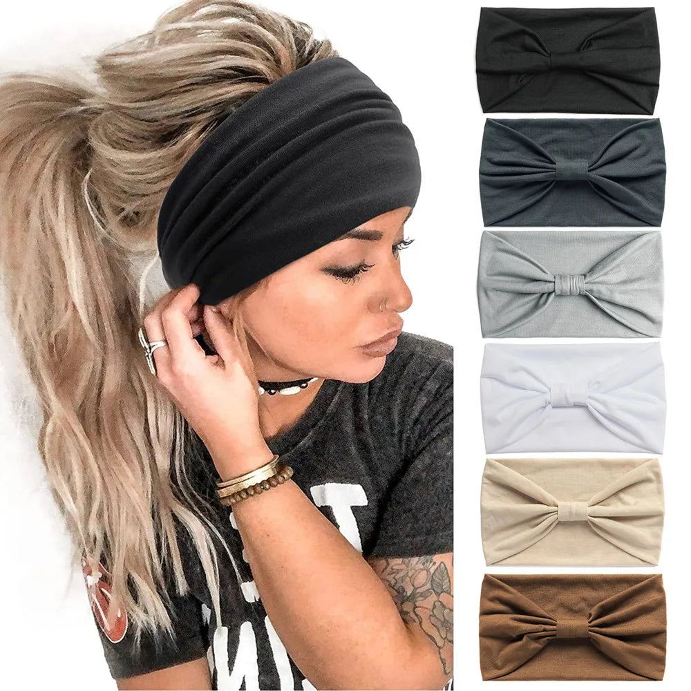 Une femme portant un foulard en coton bohème noir sur ses cheveux blonds longs.