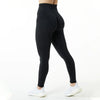 Une personne portant des leggings de yoga noirs et sans couture à taille haute, debout et regardant vers le bas.
