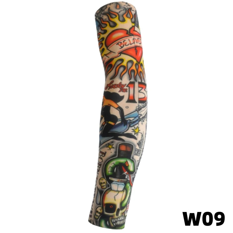 Manche de tatouage en tricot coloré avec des flammes, un cœur et un crâne sur un bras.