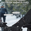 Gros plan d'une main portant des gants imperméables et chauds noirs pour le cyclisme.