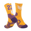 Ein Paar orange-lila dicke Basketballsocken mit weißen Streifen
