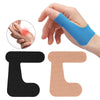 Una mano aplica cinta kinesiológica azul a la articulación del pulgar, junto a trozos de cinta negra y beige.