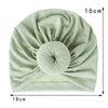 Helles grünes, solides Baumwoll-Baby-Turban-Tuch in gefalteter Wickelform.