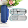 Blaue Insulin-Kühltasche neben einer offenen, hellgrauen Plastikbox.