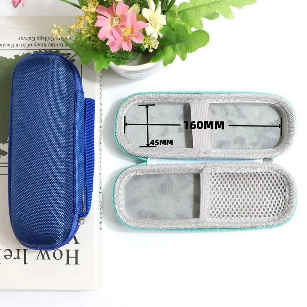 Blaue Insulin-Kühltasche neben einer offenen, hellgrauen Plastikbox.