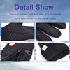 Gants de vélo et de sport en polaire noire, gros plan sur la texture et les coutures.