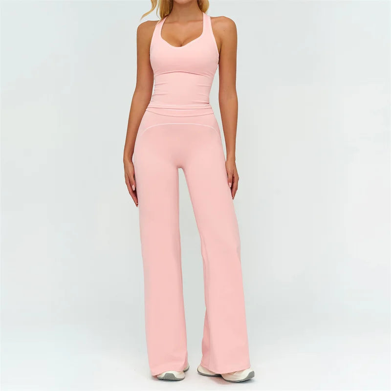 Una mujer vistiendo un conjunto de ropa deportiva de yoga de color rosa claro y talle alto.