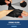 Gants en velcro noirs en gros plan, montrant la texture et la conception protectrice.