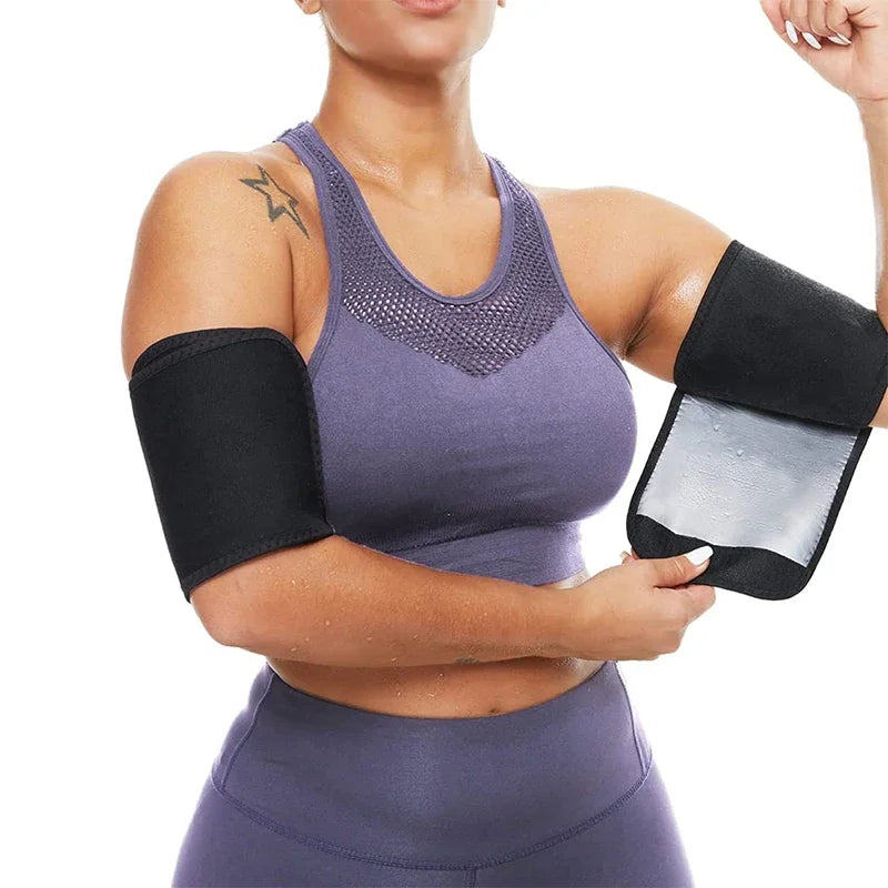Une femme portant un corset ceinture gainant corporel violet sur son torse.
