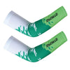 Ein Paar limettengrüne UV-Schutz-Ice-Silk-Armschuhe in einer gebogenen Präsentation.