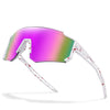Ein Paar weiße Sport-Sonnenbrille mit leuchtend violetten und grünen spiegelnden Linsen vor weißem Hintergrund.