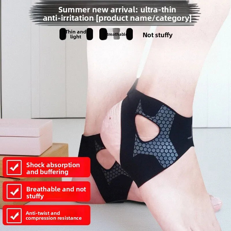 Enveloppe de talon de soutien respirante noire portée sur un pied, démontrant l'absorption des chocs et la résistance à la co