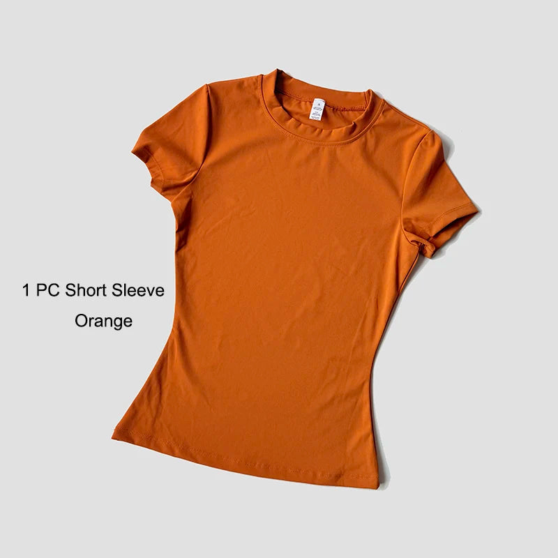 Camiseta naranja de manga corta de un conjunto de yoga de talle alto para mujeres.