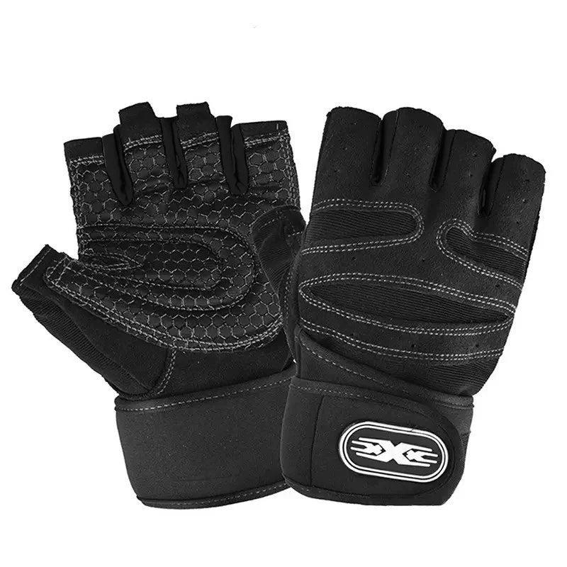 Un paire de gants de sport noirs à demi-doigts pour le vélo et la musculation.