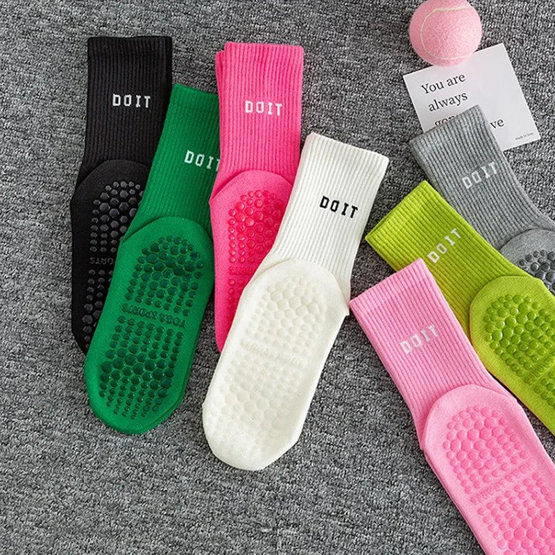 Eine Sammlung farbenfroher, atmungsaktiver, rutschfester Yoga- und Fitnesssocken in verschiedenen Farbtönen wie Schwarz, Grün