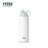 Tasse isotherme en acier inoxydable blanc avec un couvercle bleu clair sur fond blanc.