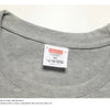Helles graues, lockeres Baumwoll-T-Shirt für Damen, flach gelegt, mit Ausschnitt und Etikett sichtbar.