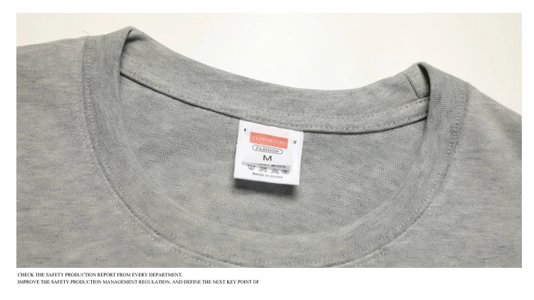 Helles graues, lockeres Baumwoll-T-Shirt für Damen, flach gelegt, mit Ausschnitt und Etikett sichtbar.