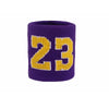 Bracelet en tricot violet avec le numéro 23 en texture de tricot jaune