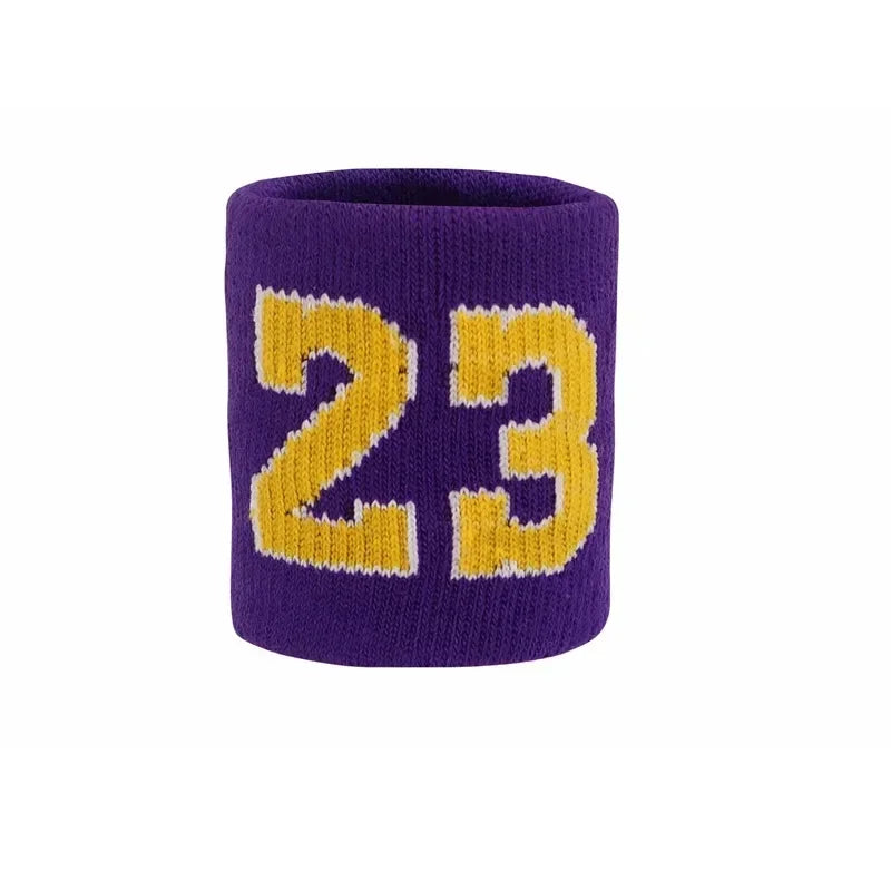 Bracelet en tricot violet avec le numéro 23 en texture de tricot jaune