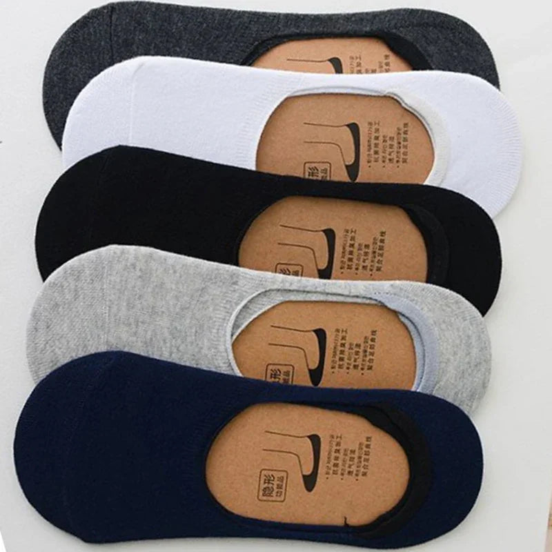Pile de chaussettes invisibles en silicone respirantes pour hommes, dans diverses couleurs : noir, blanc, gris et bleu marine