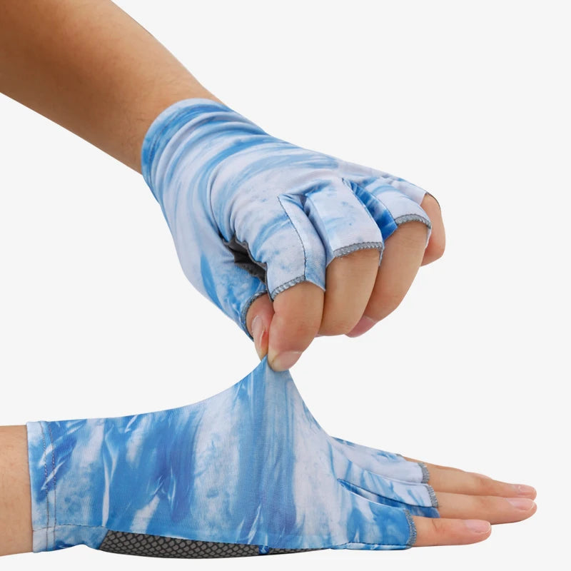 Une main portant des gants de pêche antidérapants à tie-dye bleus, vue en gros plan.