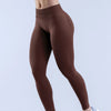 Primer plano de una modelo vistiendo leggings de yoga sin costuras de cintura alta en color marrón oscuro.