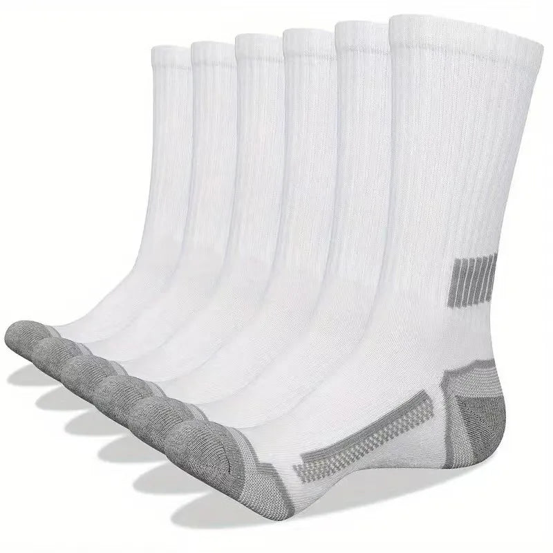 Un paquet de six chaussettes de sport pour hommes blanches, présentées à plat.