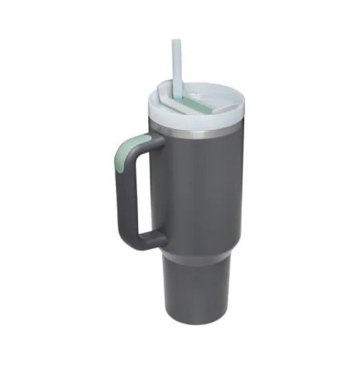 Grande tasse isotherme en acier inoxydable avec une paille verte et un corps gris.