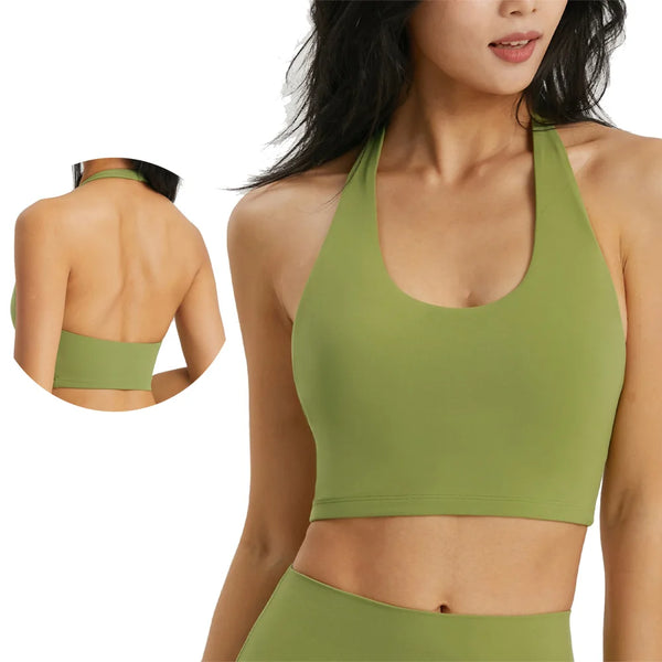 Eine Frau trägt ein olivgrünes Halter-Top für Yoga und Fitness.