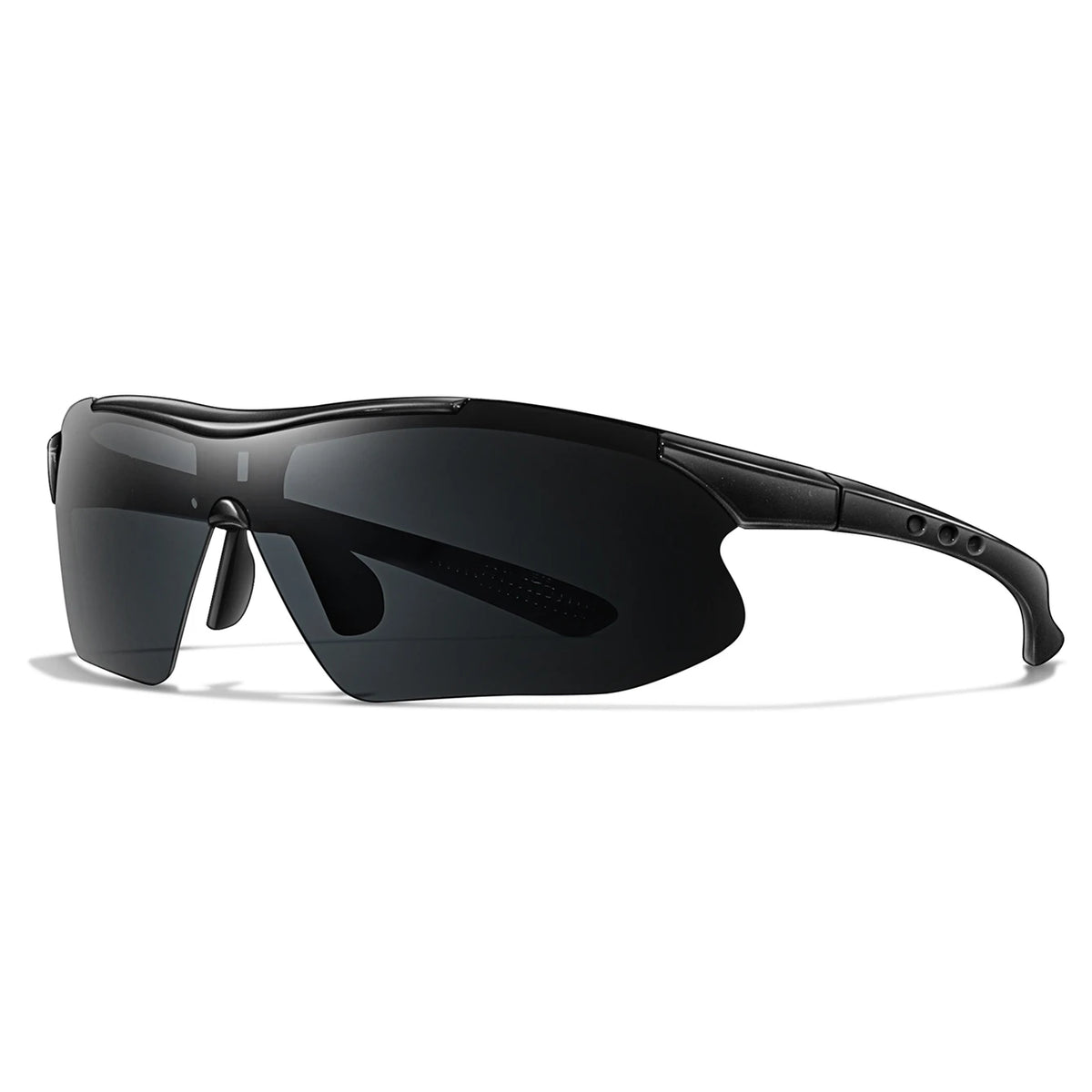 Lunettes de soleil sport noires à verres foncés et monture noire sur fond blanc.