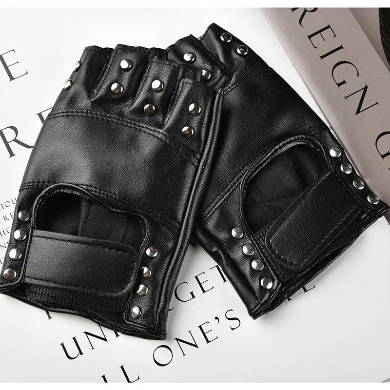 Paar schwarzer Damen-Rivet-Leder-Performancehandschuhe auf weißem Hintergrund