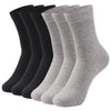 Une pile de chaussettes de coton premium, blanches et noires, vue de côté.