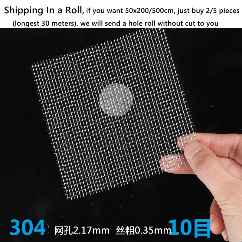 Une main tient un treillis de fil d'acier inoxydable 304 résistant pour exposition.