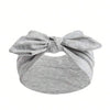 Diadema ancha de estilo bohemio gris elástica atada en un lazo.