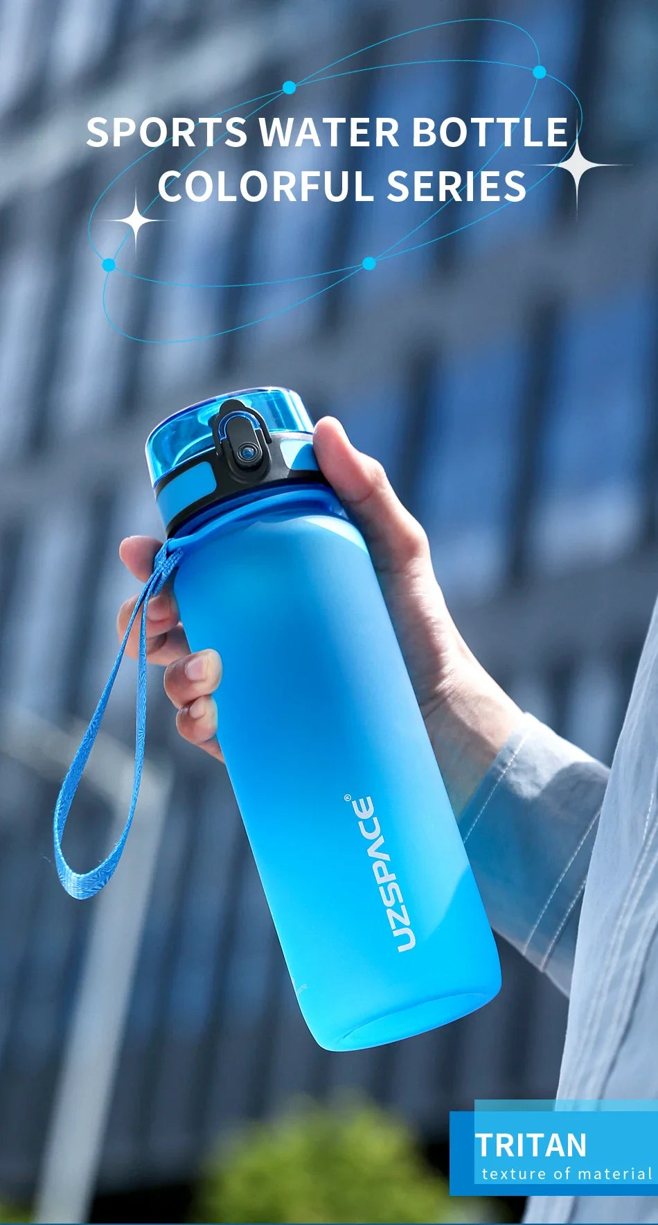 Eine Hand hält eine leuchtend blaue Sportflasche mit Trageleine vor einem verschwommenen Hintergrund.