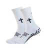 Un par de calcetines deportivos blancos con signos de más negros en los dedos y un patrón de puntos en el talón.