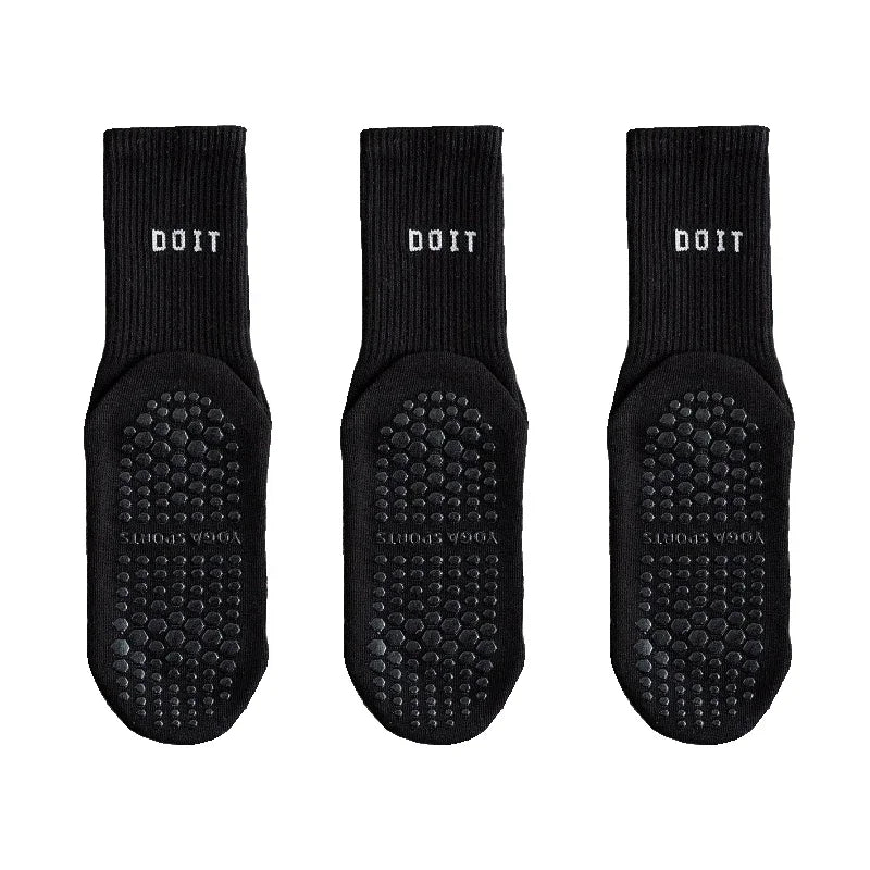 Drei Paar schwarze atmungsaktive Yoga-Sportsocken über dem Knie mit DOIT-Logo