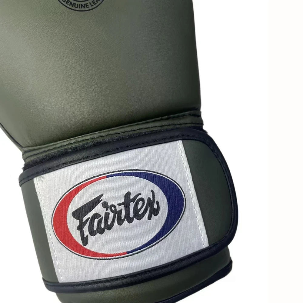 Nahaufnahme eines grünen Boxhandschuhs mit einem weißen Aufnäher und einem runden Logo in rot und blau