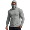 Ein Mann trägt einen grauen, leichten Funktions-Kapuzenpullover mit Reißverschluss und Kapuze.