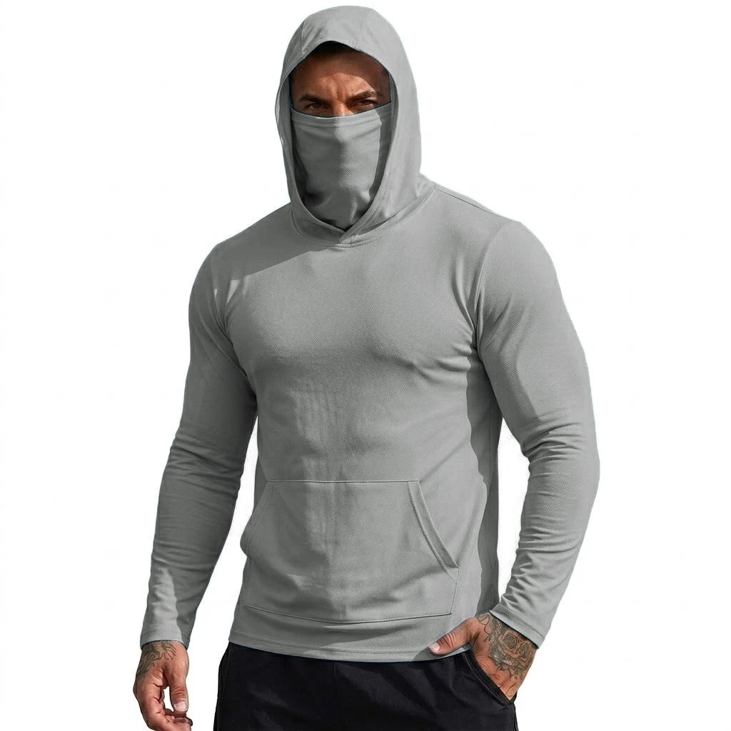 Ein Mann trägt einen grauen, leichten Funktions-Kapuzenpullover mit Gesichtsmaske.