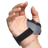 Una mano lleva una férula gris en el pulgar y la muñeca para alivio de la artritis.