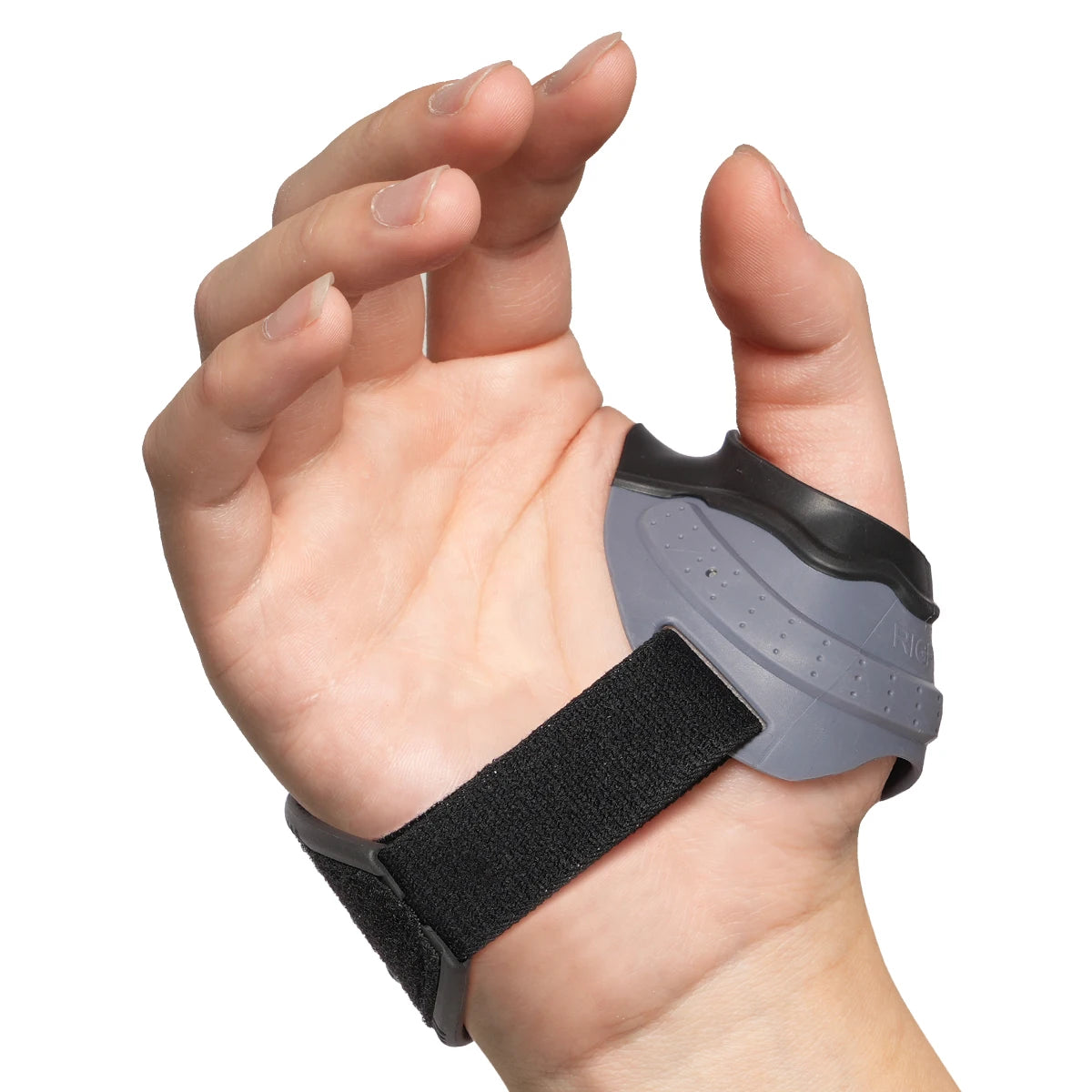Una mano lleva una férula gris en el pulgar y la muñeca para alivio de la artritis.