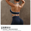 Eine Frau in navyblauer Sport-BH und passenden, nahtlosen Leggings mit Kontrastranddesign.