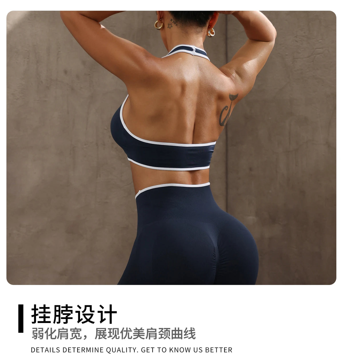 Eine Frau in navyblauer Sport-BH und passenden, nahtlosen Leggings mit Kontrastranddesign.